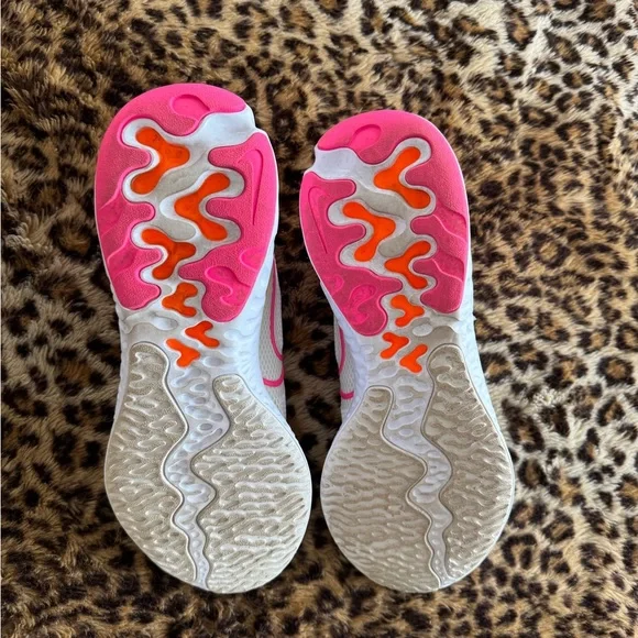 Nike sneakers with Neon Accents, like new! - Picture 4 of 5